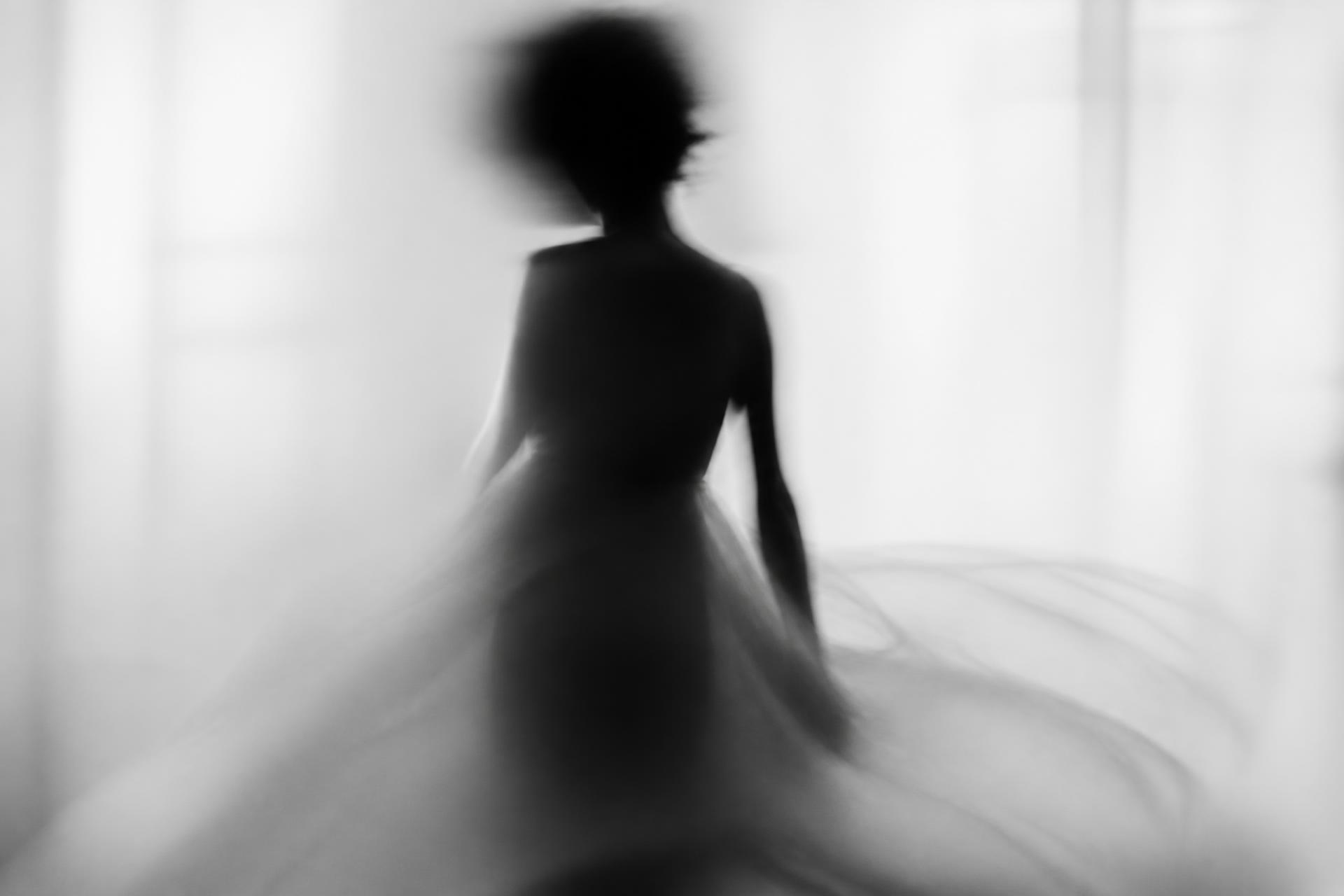 Silhueta em movimento, fotografia em preto e branco
